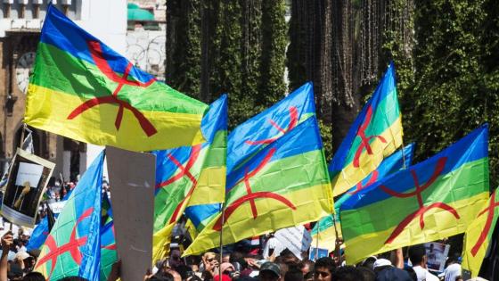 *Inédito, casi surrealista: Argelia admite oficialmente, en blanco y negro, que su Constitución se basa sobre todo en una obsesión… Marruecos*.