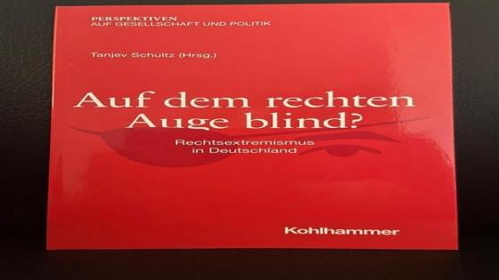 السيد أيمن مزيك، رئيس المجلس الأعلى للمسلمين في ألمانيا يشارك في إصدار كتاب بعنوان “عمى اليمين؟ “