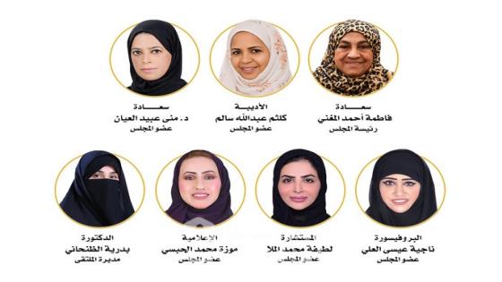 عقد مجلس أمناء جائزة الحصباة للمرأة الملهمة، التابعة لـ مؤسسة غبشة للفعاليات والتدريب، مساء أمس اجتماعه الدوري عن بُعد، برئاسة فاطمة أحمد المغني رئيسة مجلس الأمناء، وبحضور أعضاء المجلس الأديبة كلثم عبدالله، والدكتورة منى عبيد العيان، والبروفيسورة ناجية عيسى العلي، والمستشارة لطيفة محمد الملا، والإعلامية موزه محمد الحبسي، والدكتورة بدرية الظنحاني مديرة الجائزة. وناقش المجلس عدداً من الموضوعات المدرجة على جدول الأعمال، شملت تطوير فئات الجائزة، وتعزيز الحوكمة وآليات التقييم، وتوسيع نطاق المشاركة، إلى جانب مناقشة الاستعدادات الخاصة بحفل التكريم وفعاليات ملتقى الحصباة للمرأة الإماراتية في دورته الثانية، الذي تستضيفه دبي في الأول من سبتمبر المقبل، تحت شعار “بنظهر الأقوى والأفضل”. واعتمد المجلس عدداً من المقترحات، من أبرزها توسيع نطاق المشاركة باستقطاب المؤسسات، واستحداث فئات جديدة، وتعزيز حضور الشخصيات الاعتبارية، وإنشاء قاعدة بيانات للفائزات، وإتاحة المجال للمشاركات لنشر إنجازاتهن عبر منصات التواصل الاجتماعي، بما يسهم في توسيع انتشار الجائزة وتعزيز رسالتها. كما ناقش المجلس برنامج حفل التكريم ومحاور ملتقى الحصباة للمرأة الإماراتية، واعتمد عدداً من الترتيبات التنظيمية والإعلامية، بما يضمن تنظيم الحدث وفق أعلى المعايير، وإبراز الإنجازات النسائية الإماراتية والعربية، وترسيخ مكانة الجائزة كإحدى المبادرات الوطنية الداعمة للمرأة والاحتفاء بإسهاماتها في مسيرة التنمية المستدامة. وأكدت سعادة فاطمة أحمد المغني، رئيسة مجلس الأمناء، أن الجائزة تواصل ترسيخ مكانتها كمنصة وطنية رائدة لتكريم المرأة الملهمة، مشيرة إلى أن مجلس الأمناء يحرص على التطوير المستمر لمعايير الجائزة وفئاتها وآلياتها، بما يواكب تطلعات القيادة الرشيدة بدولة الإمارات في تمكين المرأة، ويعزز من القيمة المعنوية والمجتمعية للجائزة، ويجعلها نموذجاً وطنياً يحتفي بالتميز والإنجاز. من جانبها، أوضحت الدكتورة بدرية الظنحاني، مديرة الجائزة، أن الاجتماع أسفر عن مجموعة من التوصيات النوعية التي تمثل خارطة طريق للدورة المقبلة، وتشمل تطوير معايير التقييم، واستحداث فئات جديدة للتكريم، وتوسيع الشراكات المؤسسية، وتعزيز الحوكمة والشفافية، إلى جانب استكمال الاستعدادات التنظيمية والإعلامية لحفل التكريم وملتقى الحصباة، بما يضمن تقديم نسخة استثنائية تليق بمكانة المرأة الإماراتية