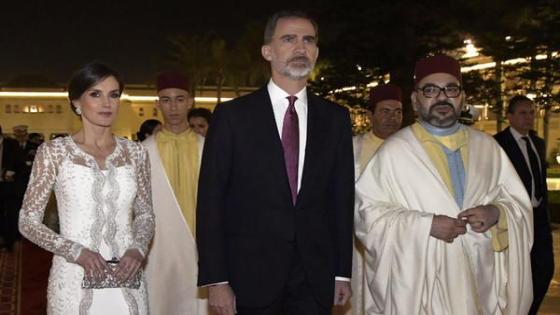 الملك محمد السادس يهنئ العاهل الاسباني وزوجته بمناسبة احتفال بلادهما بعيدها الوطني