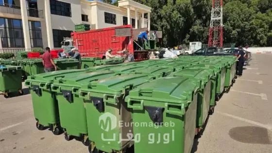 السعيدية تعزز منظومة النظافة بحاويات جديدة استعدادًا لذروة الموسم الصيفي