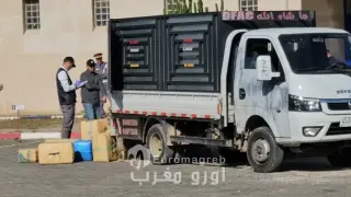 وجّه النائب البرلماني طارق حنيش، عن فريق الأصالة والمعاصرة، سؤالاً كتابياً إلى وزارة التجهيز والماء حول وضعية مهنيي خدمات الجر والمساعدة بالطريق السيار، في ظل الجدل الذي أثير مؤخراً بشأن التغييرات التي همّت تدبير هذا القطاع الحيوي. وأبرز البرلماني أن عدداً من المهنيين عبّروا عن قلقهم من تداعيات هذه التحولات، خاصة في ما يتعلق بإمكانية فقدان مناصب الشغل أو تدهور ظروف العمل، فضلاً عن الغموض الذي يلف طريقة إسناد الصفقات المرتبطة بهذه الخدمات. وأشار حنيش إلى أن خدمات الجر والمساعدة بالطريق السيار تُعد من المرافق الأساسية المرتبطة بسلامة مستعملي الطريق، نظراً لدورها في التدخل السريع عند وقوع الحوادث أو الأعطاب، وضمان انسيابية حركة السير. كما نبه إلى البعد الاجتماعي لهذه الفئة المهنية التي تشتغل في ظروف صعبة وتتطلب جاهزية دائمة، متسائلاً عن التدابير التي تعتزم الوزارة اتخاذها لضمان الشفافية وتكافؤ الفرص في تدبير هذا القطاع، والحفاظ على حقوق المهنيين، مع تأمين استمرارية وجودة الخدمات المقدمة لمستعملي الطريق السيار