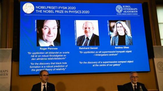 منح جائزة نوبل للفيزياء لثلاثة خبراء في مجال “الثقوب السوداء”
