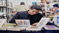 وسط حضور أكاديمي وإعلامي.. بوخصاص يوقع “التأثير الناعم في الإعلام” بمعرض الرباط