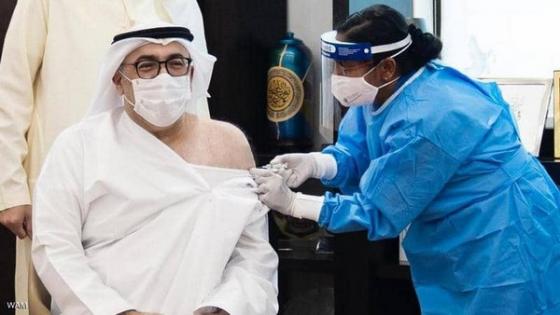 وزير الصحة الإماراتي يتلقى الجرعة الأولى من لقاح “كورونا”