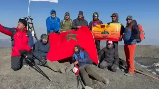 عشاق تسلق الجبال من المغرب يرفعون العلم الوطني فوق أعلى قمة بأذربيجان