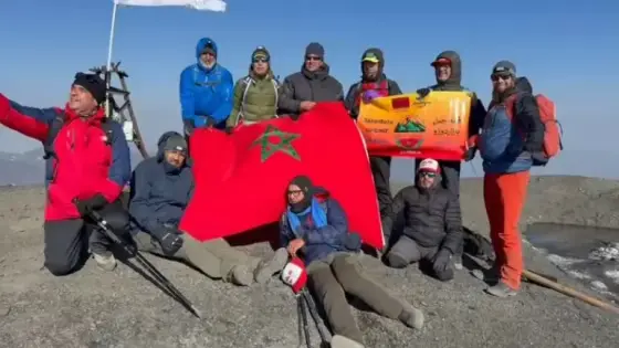 عشاق تسلق الجبال من المغرب يرفعون العلم الوطني فوق أعلى قمة بأذربيجان