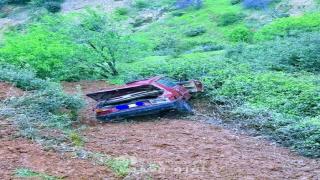 نجاة ركاب سيارة خفيفة بعد انقلابها في واد بضواحي بني بشير بالحسيمة