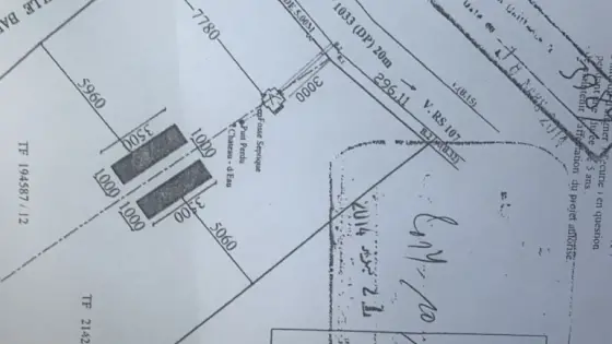 حقيقة مستودعات عشوائية فوق منطقة خضراء