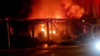 حريق مهول يأتي على محلات تجارية وسط إمزورن وخسائر مادية جسيمة