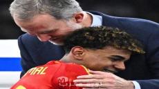 Sur la photo, le roi Felipe VI d’Espagne embrasse un Espagnol d’origine marocaine, l’un de ces jeunes hommes qui feront honneur à l’Espagne