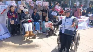 ذوي الاحتياجات الخاصة ينظمون وقفة احتجاجية أمام البرلمان ويطالبون بتفعيل حقوقهم