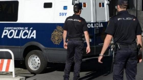 De nationale politie arresteerde een man in de provincie Barcelona die harde proclamaties en haatdragende uitlatingen deed tegen een professor in de filosofie.