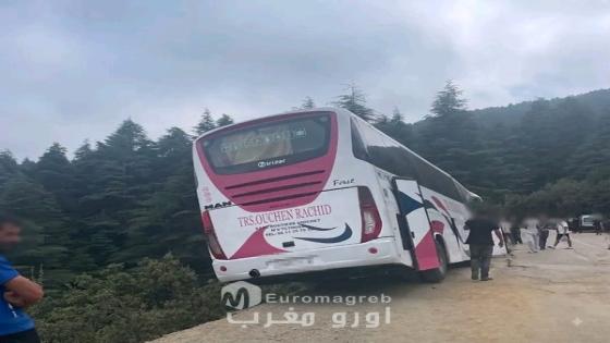 حافلة للمسافرين تخرج عن مسارها بالطريق الوطنية رقم 2 بإساݣن ضواحي الحسيمة