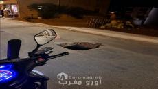 حفرة خطيرة تظهر بشكل مفاجئ قرب مدرسة حسن الأول بإمزورن بإقليم الحسيمة