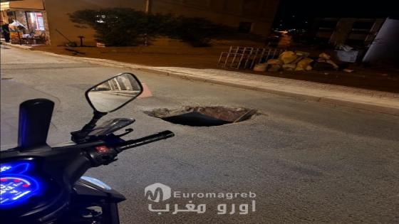 حفرة خطيرة تظهر بشكل مفاجئ قرب مدرسة حسن الأول بإمزورن بإقليم الحسيمة
