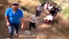 سيدة مريضة تُنقل على متن “برويطة” بدوار ادغوص ضواحي الحسيمة