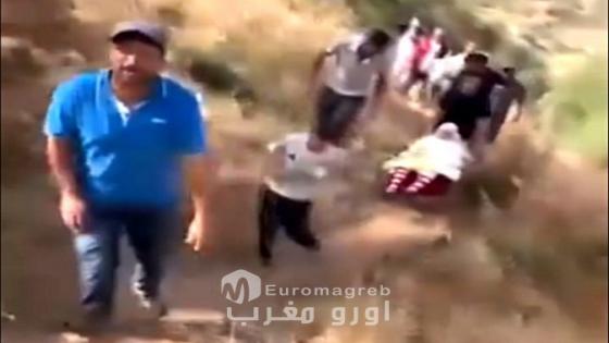 سيدة مريضة تُنقل على متن “برويطة” بدوار ادغوص ضواحي الحسيمة