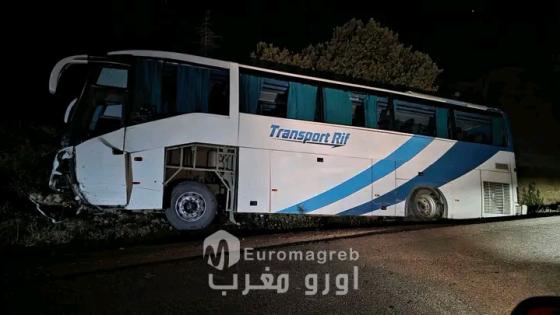 إصابات متفاوتة الخطورة في اصطدام بين سيارة وحافلة لنقل المسافرين بنواحي إقليم الحسيمة