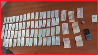 ايقاف عشريني للاشتباه في تورطه في قضية تتعلق بحيازة وترويج المخدرات والمؤثرات العقلية.