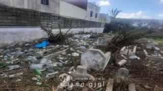 صادم.. عندما تتحول مقبرة بالجديدة إلى مطرح للنفايات المنزلية والبشرية! (+ صور)