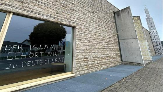 المجلس الأعلى للمسلمين في ألمانيا يستنكر بشدة الاعتداء على مسجد بينتسبيرغ: “لن نقبل أن يصبح خطاب الكراهية وقودًا للاعتداءات”