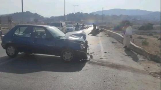 اصطدام خطير بين سيارة ودراجة نارية على الطريق الساحلي بالحسيمة يُسفر عن إصابات وخسائر مادية