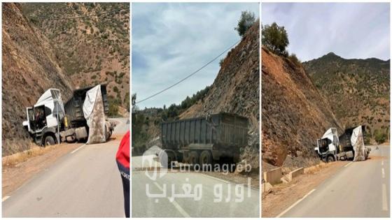 شاحنة كبيرة تصطدم بالسفح الجبلي بالحسيمة دون تسجيل إصابات