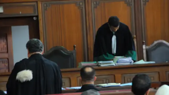 التحقيق مع مستشار جماعي في قضية عقد بيع باسم امرأة متوفاة بضواحي مراكش